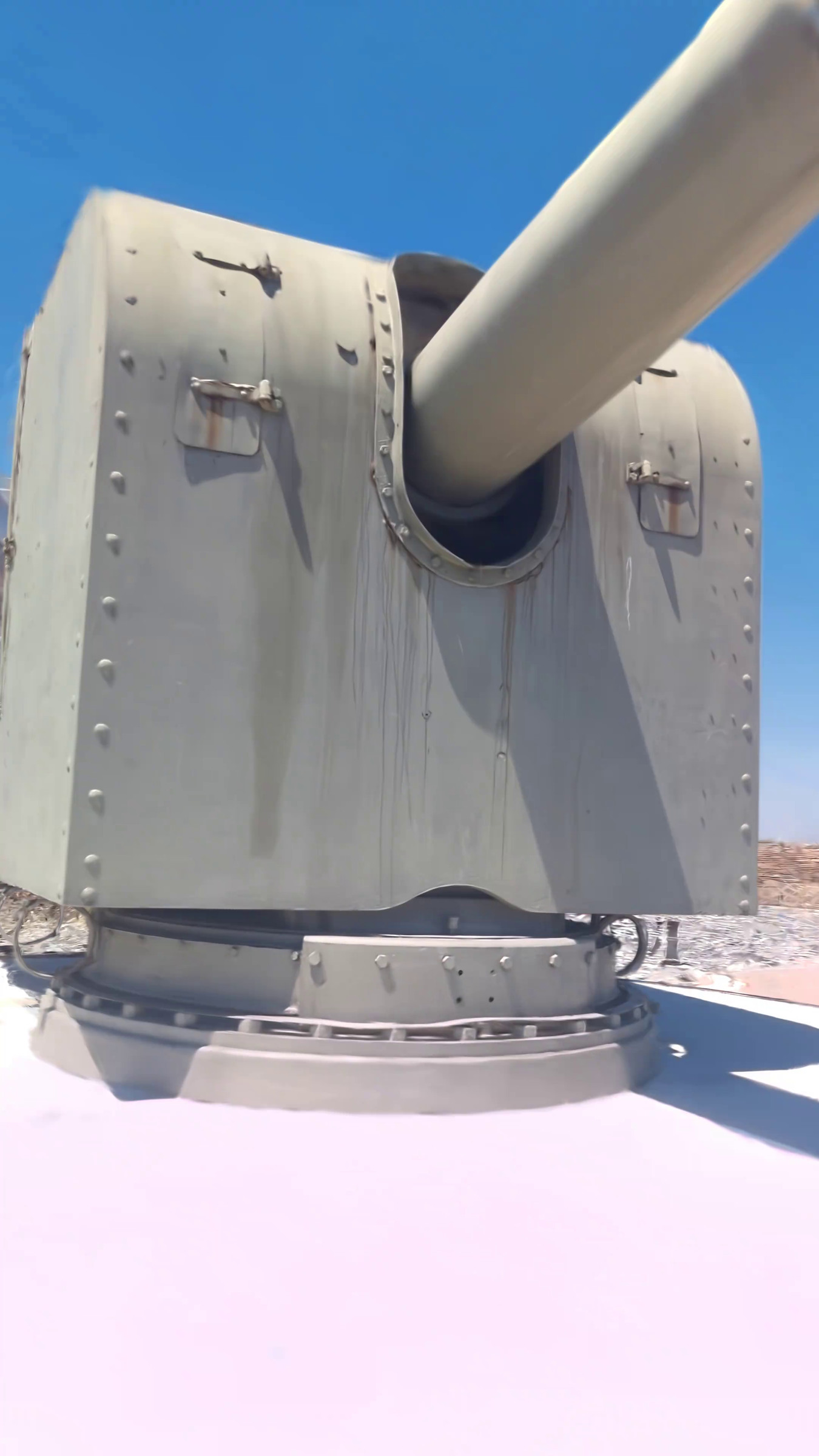 The same gun turret and barrel seen close up from a new angle, rendered from the splat.